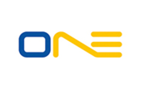 Ein moderner Schriftzug mit dem Wort "ONE" in blauer und gelber Farbe.