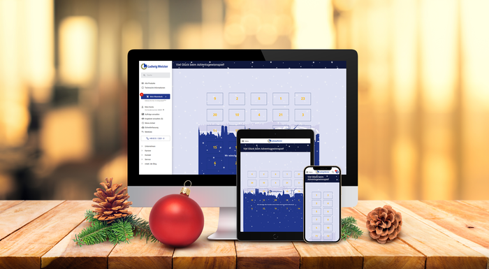 Ein Adventskalender ist auf einem Computer, Tablet und Smartphone in weihnachtlicher Umgebung mit Tannenzapfen und Weihnachtsschmuck dargestellt.