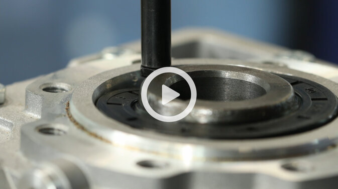 Radial-Wellendichtring demontieren, bestimmen und wieder montieren