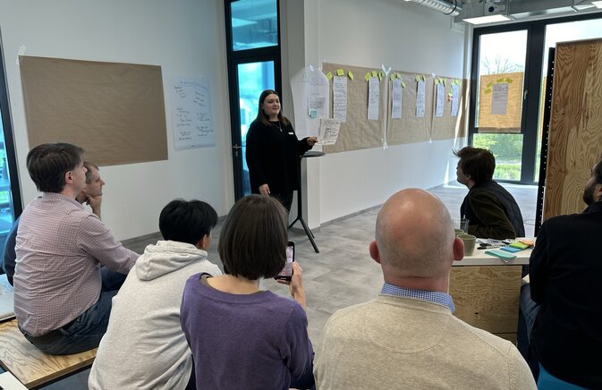 Innovatives Brainstorming beim Design Sprint Workshop 