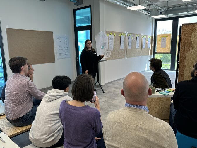 Innovatives Brainstorming beim Design Sprint Workshop 