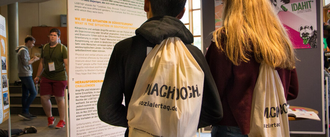 Schulbank für einen Tag gegen Arbeitsplatz getauscht - Schüler helfen Leben