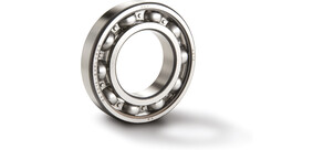 Ein einzelnes Rillenkugellager aus Metall, das leicht schräg mit Schatten gezeigt wird.