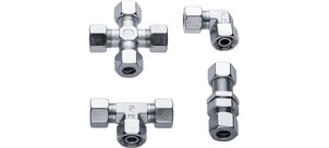 Verschiedene Metallverschraubungen für Hydrauliksysteme, darunter T- und Winkelstücke.
