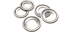 Fünf silberne Nilos-Dichtungsringe auf weißem Hintergrund.