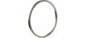 Ein einzelnes Dünnringlager mit feiner Konstruktion auf weißem Hintergrund.