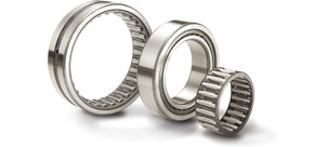 Drei metallische Nadellager in verschiedenen Größen nebeneinander angeordnet.