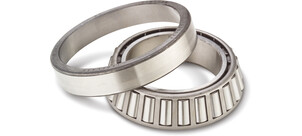 Ein Kegelrollenlager bestehend aus einem Innen- und Außenring sowie kegelförmigen Rollen auf weißem Hintergrund.