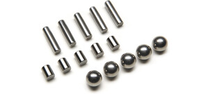 Eine Auswahl verschiedener metallischer Wälzkörper, darunter zylindrische, kugelförmige und tonnenförmige Formen, auf einem weißen Hintergrund.