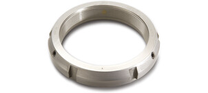 Eine silberne Präzisionsmutter aus Metall mit Gewinde an der Innenseite.