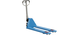 Ein blauer Gabelhubwagen mit schwarzem Griff und roten Rollen.