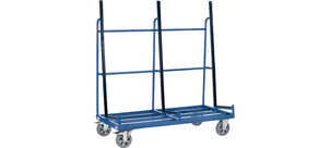 Ein blauer Materialwagen für den Transport von großen Platten, mit vier Rollen und vertikalen Streben zur Stabilisierung.