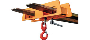 Ein roter Lasthaken ist an einer orangefarbenen Halterung befestigt, die auf zwei Metallkufen sitzt.