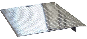 Eine metallisch glänzende Überladebrücke mit rutschfester Oberfläche.