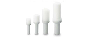 Vier weiße Schalldämpfer in unterschiedlichen Größen stehen nebeneinander auf weißem Hintergrund.