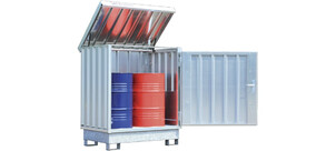 Ein geöffneter Metallcontainer mit mehreren großen, bunten Fässern zur Lagerung von Gefahrstoffen.