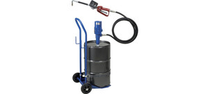 Ein schwarzes Ölfass mit montierter Pumpe und Schlauch auf einem Handwagen.