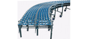 Eine flexible Förderanlage mit Rollen auf Rädern für den Transport von Waren.