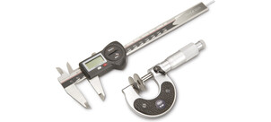 Ein digitaler Messschieber und ein Mikrometer liegen auf einer weißen Oberfläche.