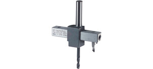 Ein verstellbarer Kreisschneider mit metallischen Komponenten und einem scharfen Bohrwerkzeug, das zum Schneiden von kreisförmigen Löchern verwendet wird.