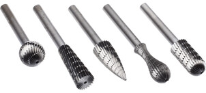 Fünf Frässtifte mit unterschiedlichen Formen und Schneidköpfen.