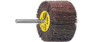 Ein Schleiffächer mit Schleifblättern und einer metallischen Halterung, verwendet für die Oberflächenbearbeitung.