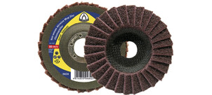 Eine runde Schleifscheibe mit Vliesmaterial und zentraler Befestigungsöffnung, geeignet für Metallbearbeitung.