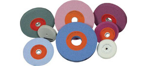 Eine Auswahl unterschiedlicher farbiger Schleifscheiben in verschiedenen Größen und Materialien.