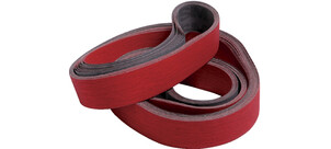 Ein rotes Schleifband ist in mehreren Lagen aufgerollt dargestellt.