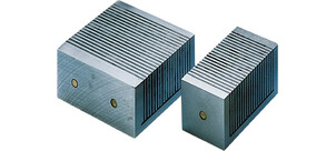 Zwei rechteckige Blockmagnete mit gerillten Oberflächen, nebeneinander liegend.