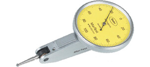 Ein Fühlhebelmessgerät mit einem gelben Zifferblatt und einer feinen Messspitze.