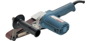 Ein elektrischer Bandschleifer mit blauem Gehäuse und einem Schleifband, ideal zum Glätten von Oberflächen.