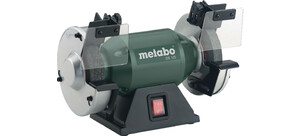 Eine grüne Doppelschleifmaschine der Marke Metabo mit transparenten Schutzabdeckungen auf beiden Schleifscheiben.