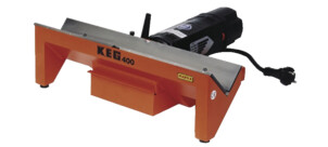 Ein Kantenentgratgerät KEG 400 mit einem schwarzen Motor und einem orangefarbenen Gehäuse.