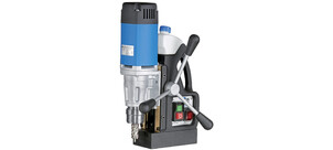 Eine Kernbohrmaschine mit einem blauen Gehäuse und mehreren Bedienhebeln, bereit zum präzisen Bohren.