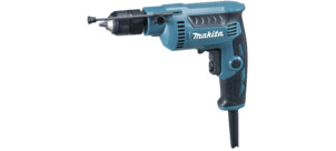 Eine blaue elektrische Bohrmaschine mit Kabel.