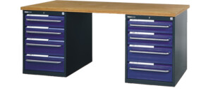 Eine Werkbank mit hölzerner Oberseite und zwei Schubladeneinheiten darunter.