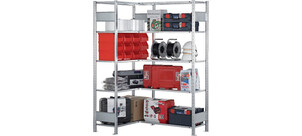 Ein Metallregal ist mit verschiedenen Werkzeugkisten, Kabelrollen und Kunststoffbehältern bestückt.