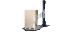 Eine Palettenwickelmaschine umwickelt eine Palette mit Kartons mit Stretchfolie.