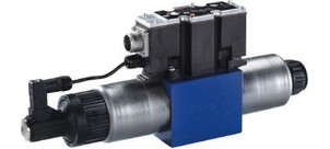 Ein Proportional-Wegeventil in Metall- und Kunststoffausführung, das in hydraulischen Anwendungssystemen verwendet wird.