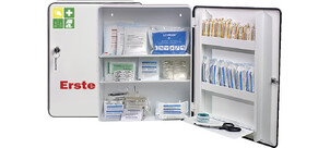 Ein geöffneter Erste-Hilfe-Kasten mit verschiedenen Verbandmaterialien, Scheren und Pflastern.