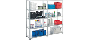 Ein Metallregal voller verschiedener Vorratsbehälter, Farbeimer und Werkzeuge.