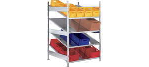 Ein Schrägbodenregal mit gelben, blauen und roten Lagerboxen sowie einem großen braunen Karton auf den Regalböden.