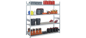 Ein großes Regal mit verschiedenen Werkzeugen und Sicherheitsausrüstung, darunter Helme, Benzinkanister, ein Laubbläser, Eimer, Schaufeln und Gummistiefel.