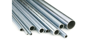 Eine Auswahl von Metallrohren in verschiedenen Durchmessern liegt auf einer weißen Oberfläche.