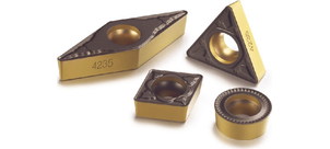 Vier verschiedene geometrische Schneideinsätze für Drehwerkzeuge, jeweils mit goldener Beschichtung und unterschiedlichen Formen.
