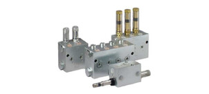 Mehrere Metallverteiler für Zweileitungs-Schmiersysteme, nebeneinander angeordnet.