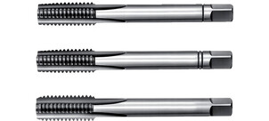 Drei silberne Handgewindebohrer in einer Reihe, jeweils mit einer geriffelten Spitze.