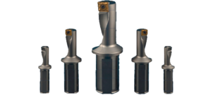 Fünf unterschiedlich große Hochleistungsbohrer stehen nebeneinander auf einer blauen Oberfläche.