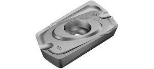 Eine rhomboidische Wendeschneidplatte aus Metall mit einem Loch in der Mitte.